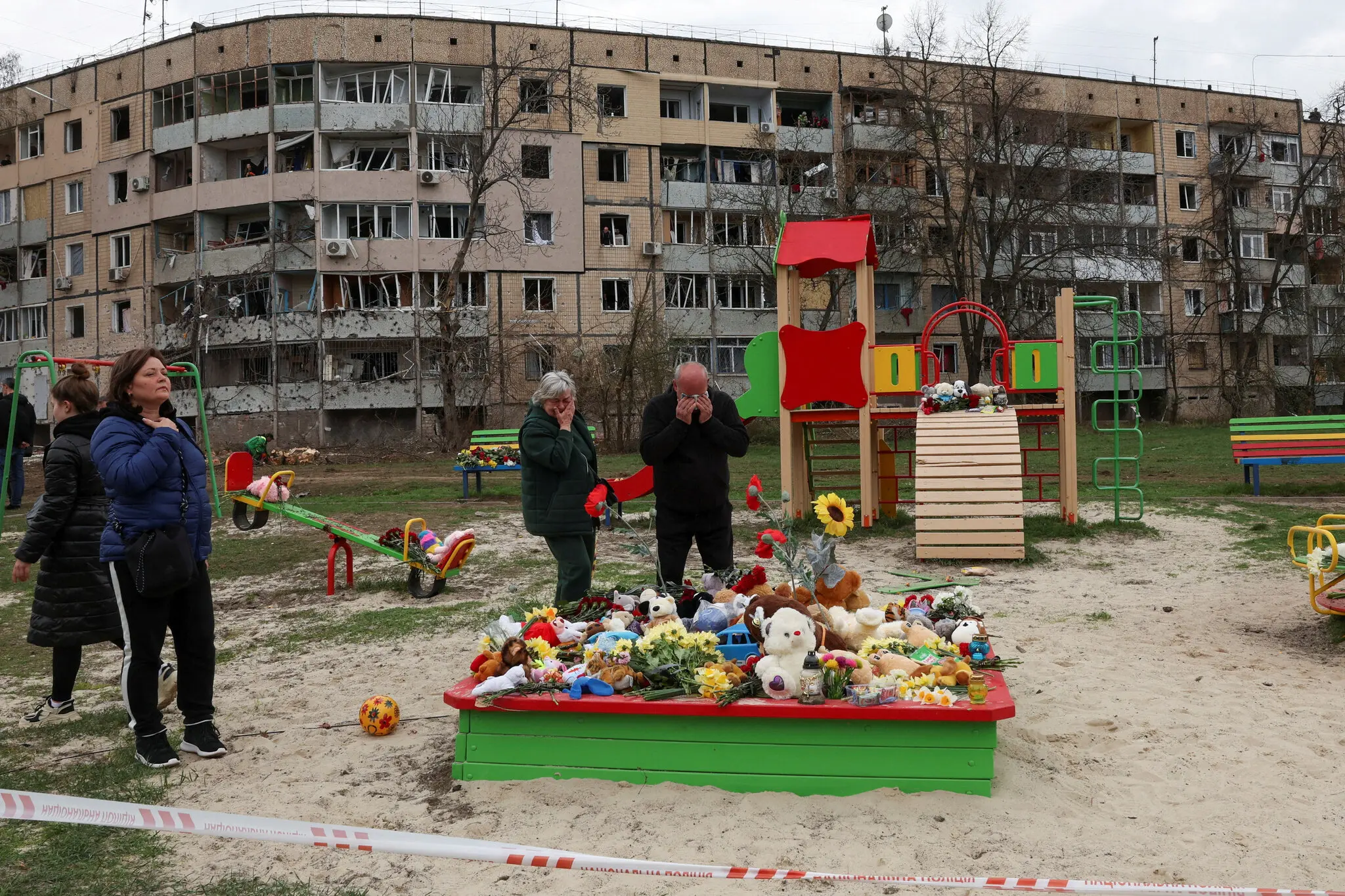 Імпровізований меморіал на місці смертоносного удару в п'ятницю в Кривому Розі, на батьківщині президента Володимира Зеленського.